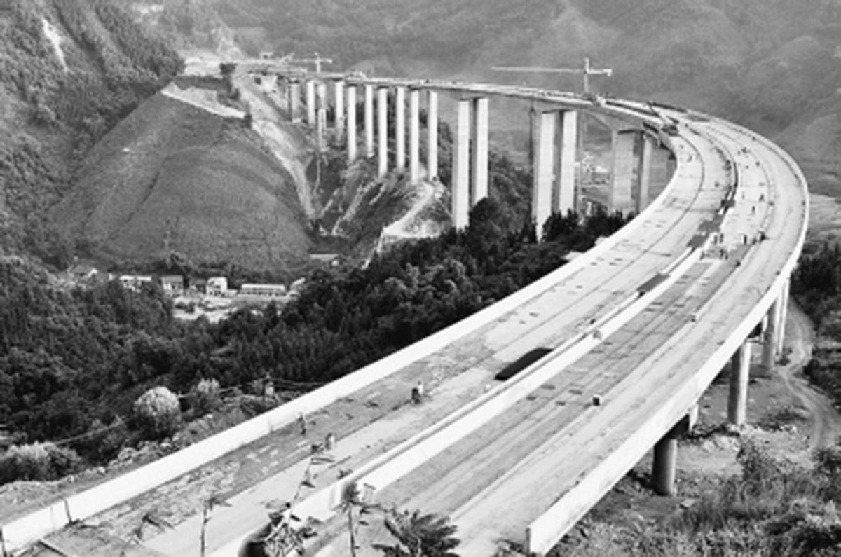 　　俯瞰建設(shè)中的拉會高架大橋，“C”字形蔚為壯觀。.jpg